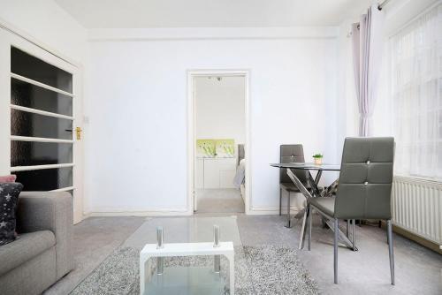 Westminster Flat for Families & Business Travelers, Steps to Landmarks! - Tap to explore photos