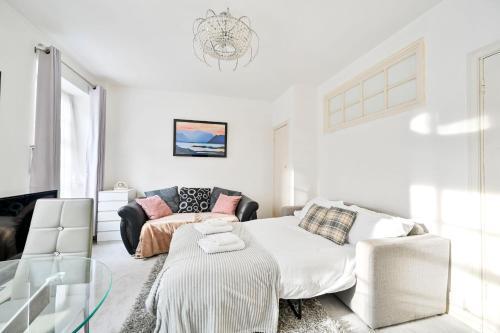 Westminster Flat for Families & Business Travelers, Steps to Landmarks! - Tap to explore photos