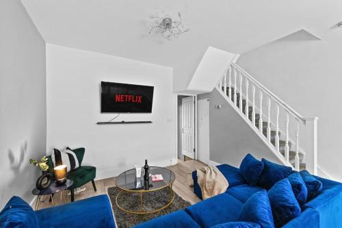 Charming Leytonstone 5 Bed - - Tap to explore photos