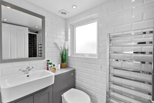 Charming Leytonstone 5 Bed - - Tap to explore photos