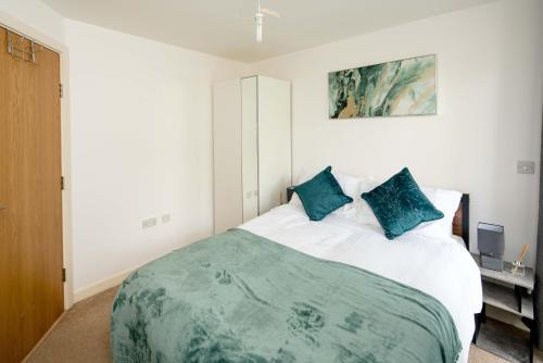 One Bedroom apartment near Central London with Private Balcony - Tap to explore photos