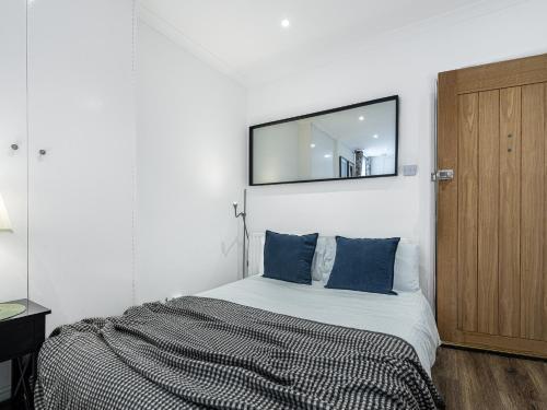 Elegant West Kensington Studio Central London - Tap to explore photos