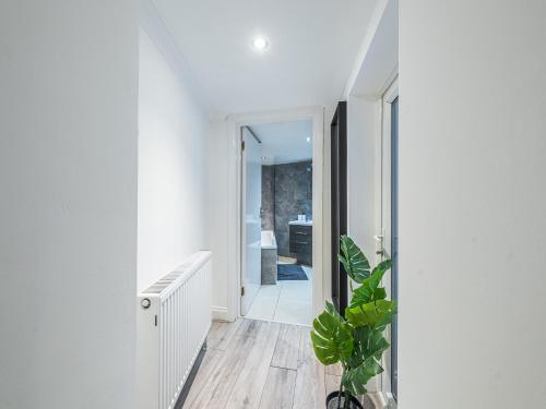 Elegant West Kensington Studio Central London - Tap to explore photos