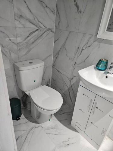 Backpackers Travellers Room in Delta Croydon DPF1 - Tap to explore photos