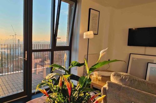 East London Penthouse with views - Tap to explore photos