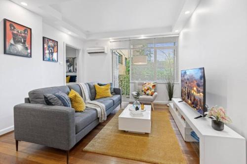 South Yarra Sleek: Urban Pad - Tap to explore photos