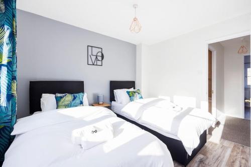 Charming 2bed House - Tap to explore photos
