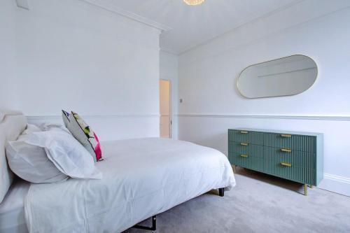 London Baker Street Apartment - Tap to explore photos