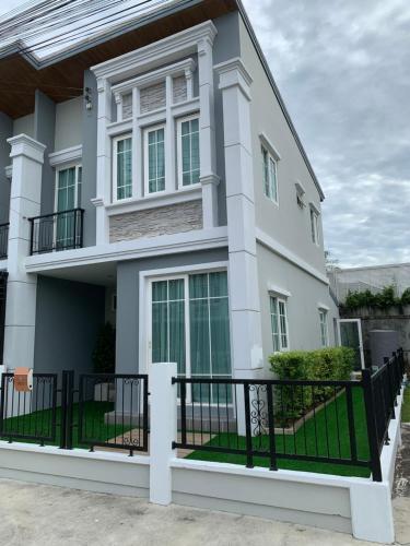 Thai Family Home