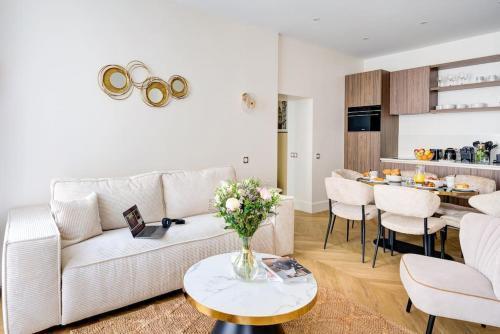 Stunning Family Flat - Grands Boulevards - with AC - Tap to explore photos