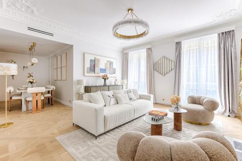 Elegant Luxury Apartment for 6 on Champs-Élysées - Tap to explore photos