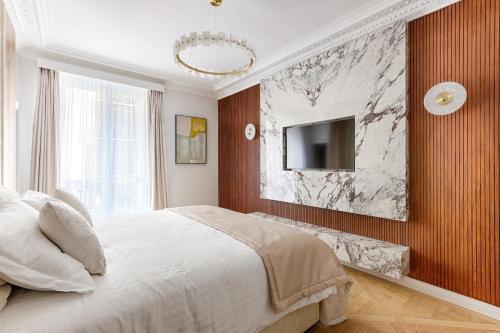 Elegant Luxury Apartment for 6 on Champs-Élysées