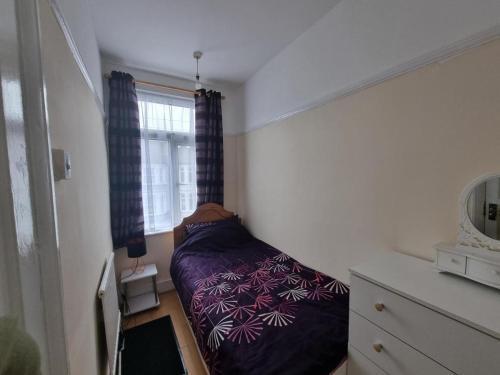 Single Room near Ilford London Train Station - Tap to explore photos
