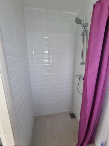 Single Room near Ilford London Train Station - Tap to explore photos