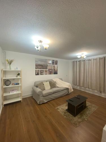 Spacious One Bedroom Flat close to Heathrow Airport - Tap to explore photos