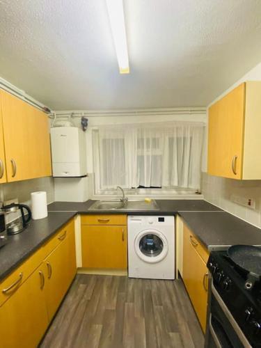 Spacious One Bedroom Flat close to Heathrow Airport - Tap to explore photos