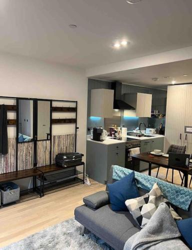 Kew garden, phenomenal ,1bd, optical fibre, carpark, cozy - Tap to explore photos
