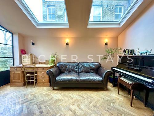 Bohemian Notting Hill Flat, Garden & Amenities - Tap to explore photos