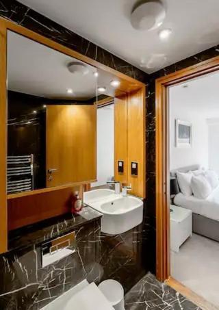 Modern 2BR and elevator C-LONDON - Tap to explore photos