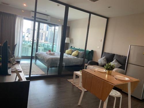Spacious Apartment BTS Thonglor - Tap to explore photos