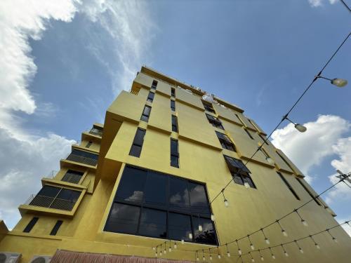 Breezewood Bangkok Hotel - Tap to explore photos