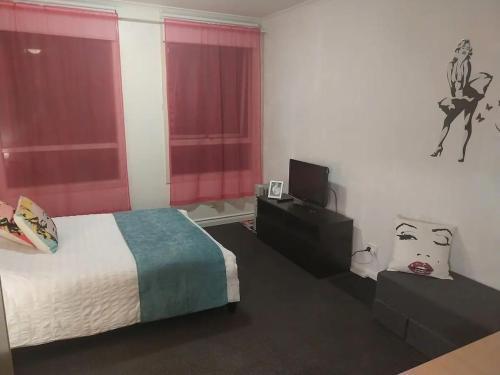 Marilyn Studio Apartment Melbourne CBD - Tap to explore photos