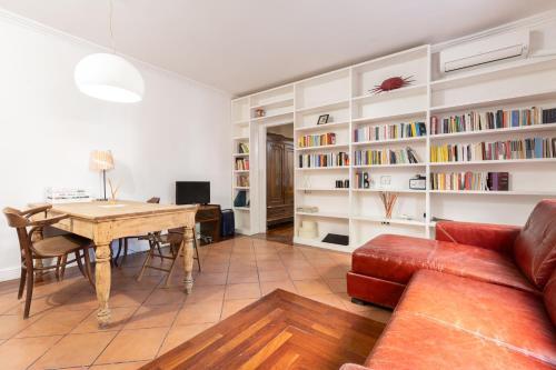 Elegant apartment in Trastevere - Tap to explore photos