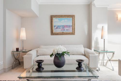 Stunning Knightsbridge 2bed flat! - Tap to explore photos