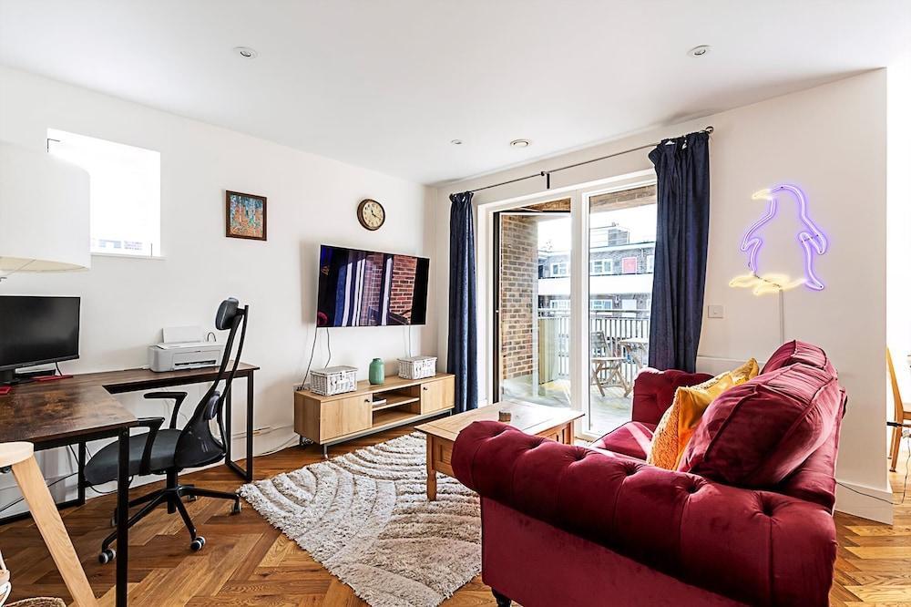 Chic Crystal Palace Flat with Balcony & Workspace - Tap to explore photos