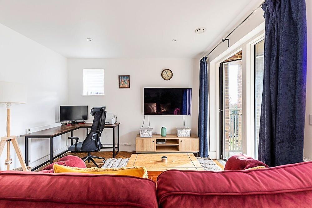 Chic Crystal Palace Flat with Balcony & Workspace - Tap to explore photos