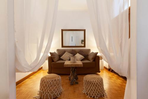 Spanish Steps Historic Apartment - Tap to explore photos