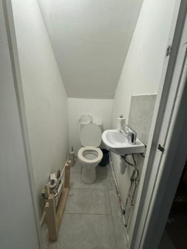 Four Bedroom House Near Tottenham Spurs Stadium - Tap to explore photos