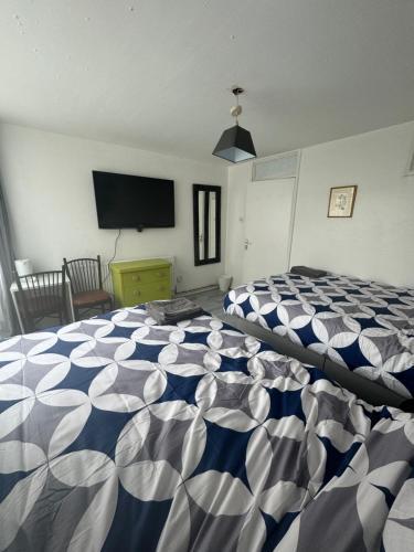 Four Bedroom House Near Tottenham Spurs Stadium - Tap to explore photos