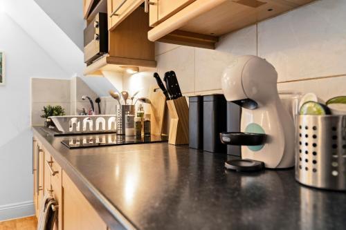 Stylish Studio in Barbican - Prime City Location - Tap to explore photos