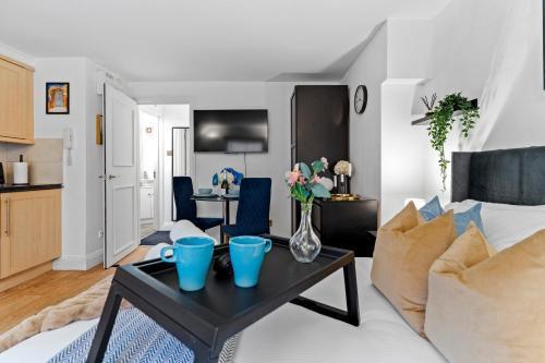 Stylish Studio in Barbican - Prime City Location - Tap to explore photos