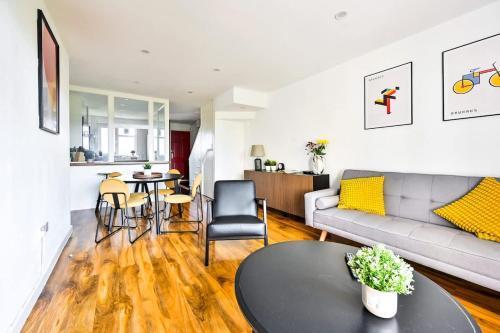 Spacious 2 bed Duplex - Zone 1 - Home Workspace - Tap to explore photos