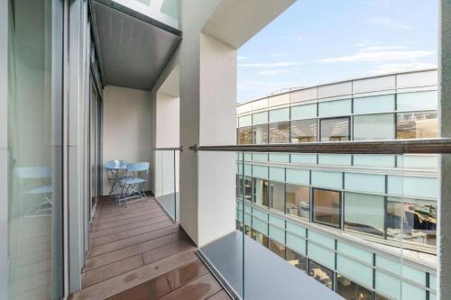 Stylish and very central apartment with balcony - Tap to explore photos