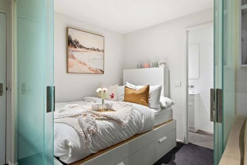 A Cozy CBD Studio Near Melbourne Central - Tap to explore photos