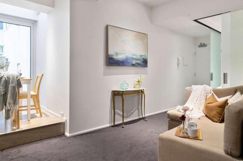 A Cozy CBD Studio Near Melbourne Central - Tap to explore photos