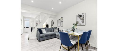 City Elegance: Spacious 2BR for Urban Comfort - Tap to explore photos