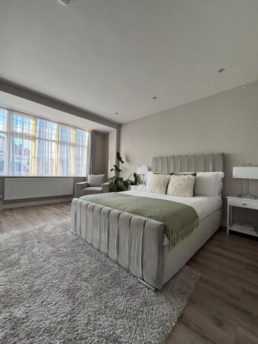 Luxury two bedroom garden flat - Tap to explore photos