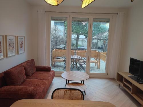 Appartement d'architecte avec vue sur jardin - Tap to explore photos