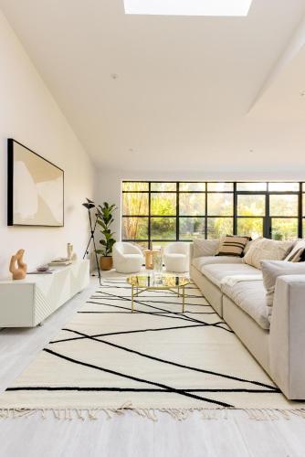 Beautiful large luxury home in London - Tap to explore photos