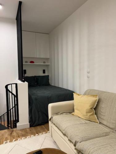 Cosy Studio near Eiffel Tower - Tap to explore photos