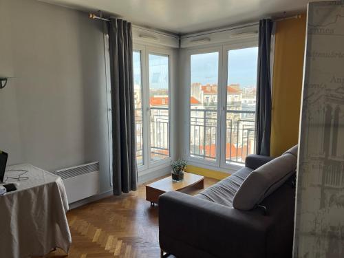 Beau studio avec vue sur Paris - Tap to explore photos