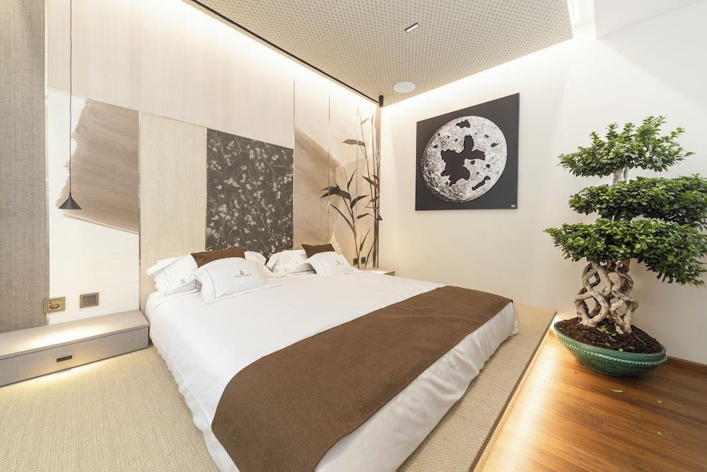 Tritone Luxury Suites Piazza del Popolo - Tap to explore photos
