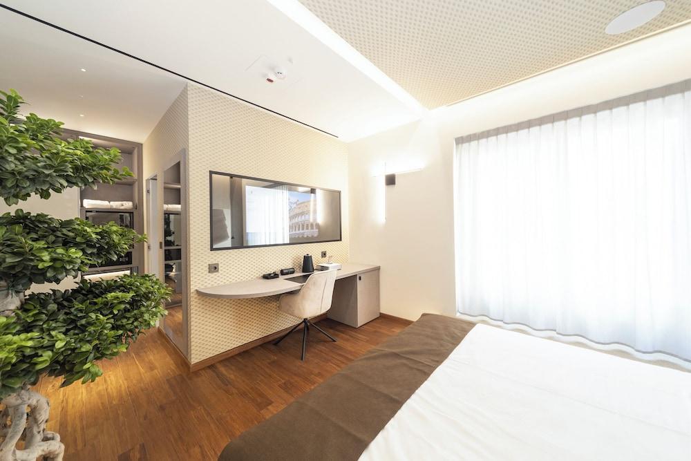 Tritone Luxury Suites Piazza del Popolo - Tap to explore photos
