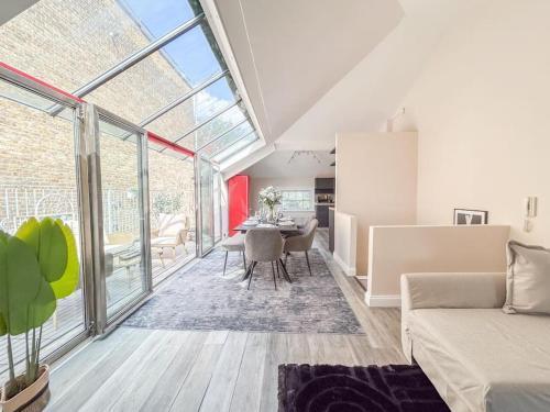 Trendy London Hideaway Apartment - Tap to explore photos