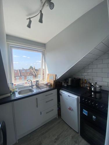 Cosy Attic Flat East London - Tap to explore photos