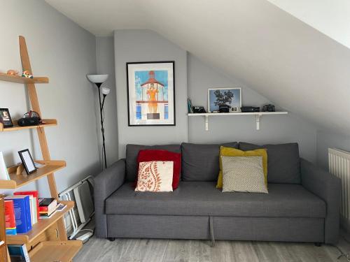 Cosy Attic Flat East London - Tap to explore photos
